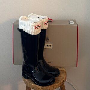Hunter Original Tour Gloss Rain Boots + Cream Boot Socks – Black, Size 7 (US)